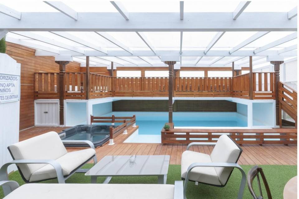 Piscina interior con chill out