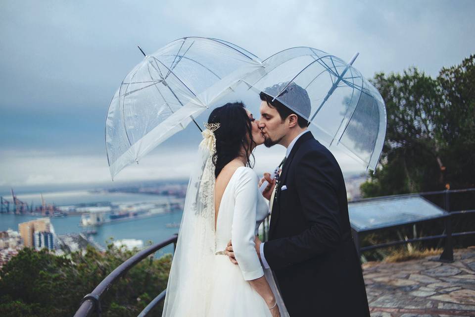 Novios bajo la lluvia