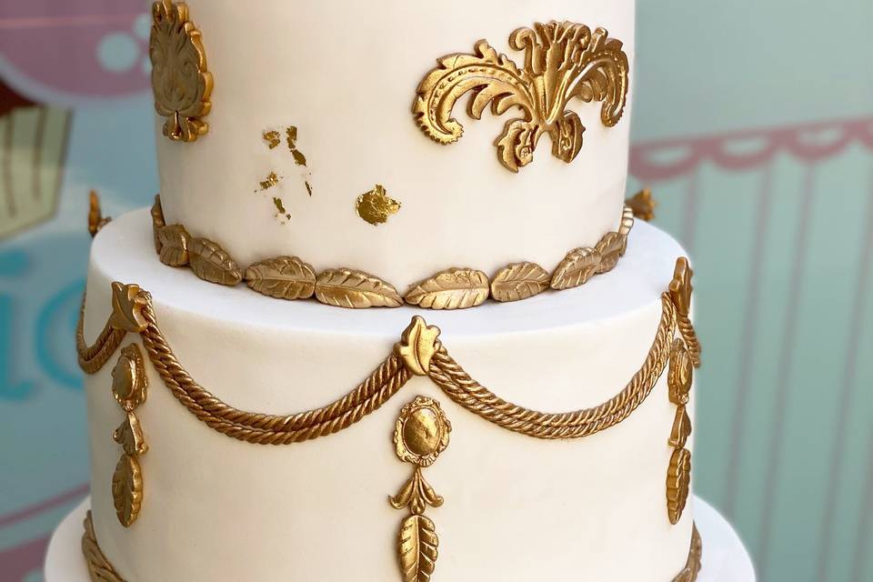 Tarta nupcial blanca y oro