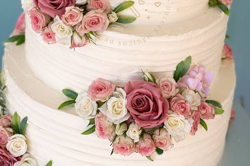 Tarta de boda floral en crema