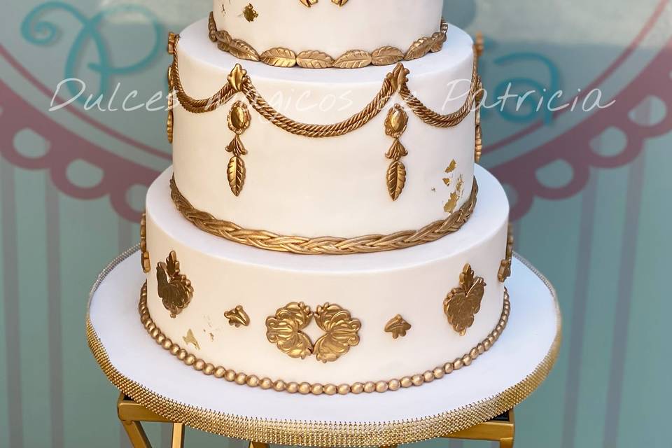 Tarta de boda blanca y dorada