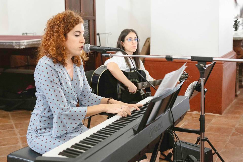 Boda, voz, guitarra y piano.