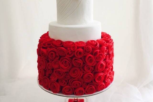 Tarta de boda con rosas rojas
