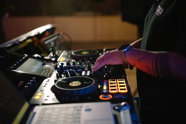 Mano_dj_controlador_negro_detalle