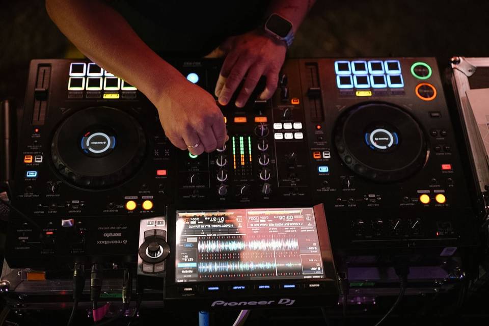 Control_dj_manos_mesa_pioneer