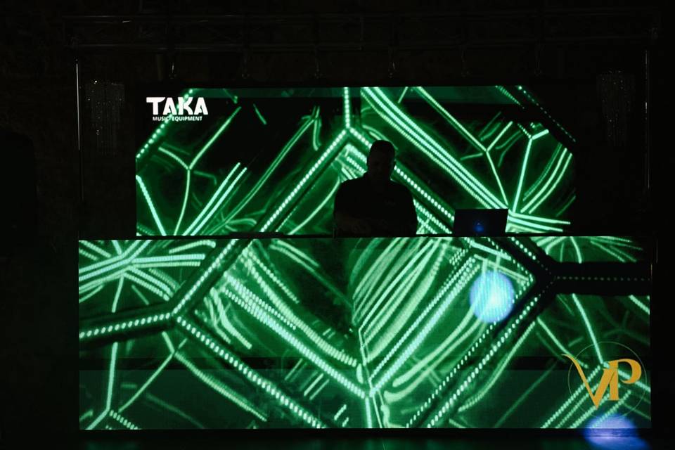 Dj_cabina_led_verde_geometrico