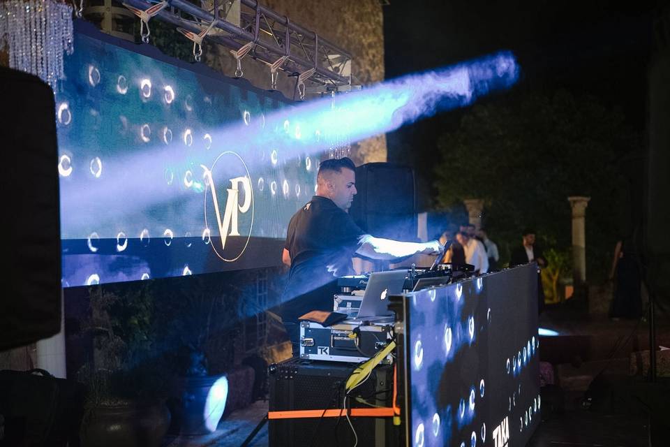 Dj_en_cabina_led_azul