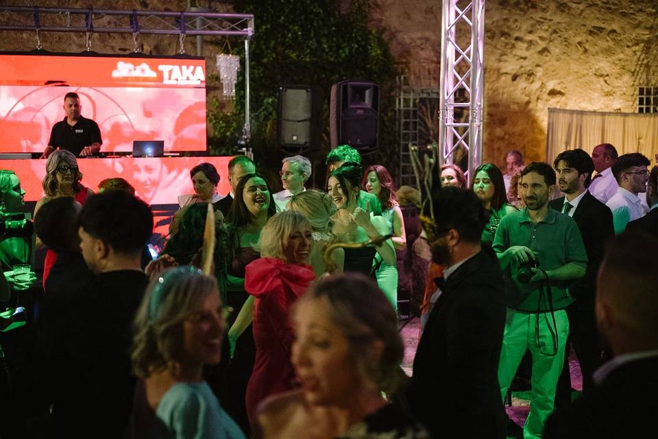 Dj_pantalla_led_rojo_fiesta_gente