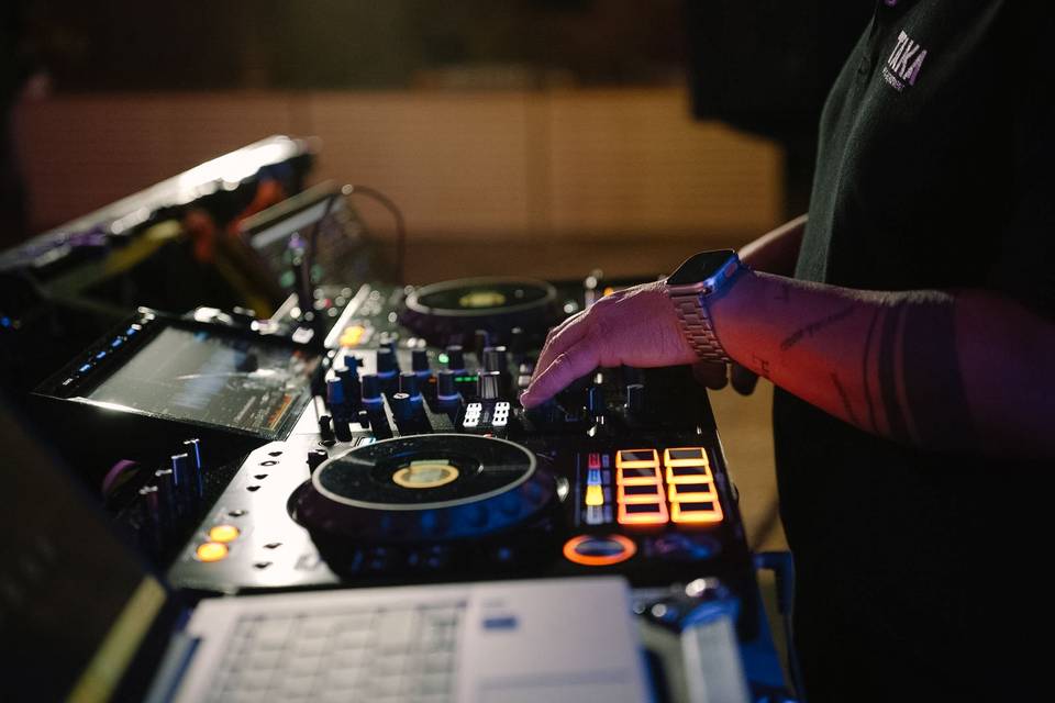 Mano_dj_controlador_negro_detalle