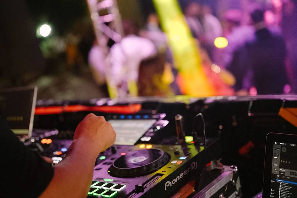 Mano_dj_controlando_pioneer