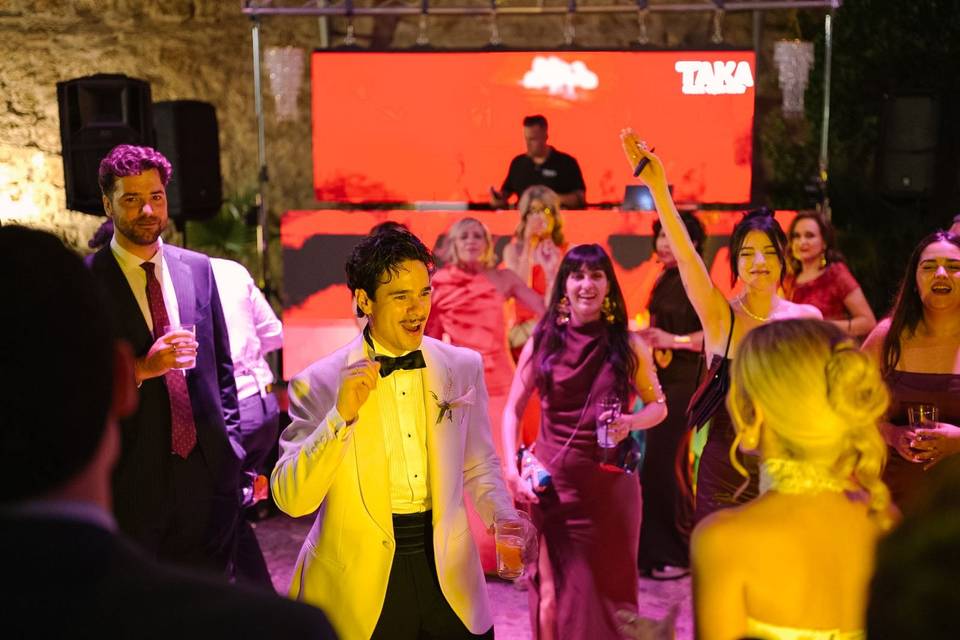 Novio_bailando_con_chaqueta_blanca