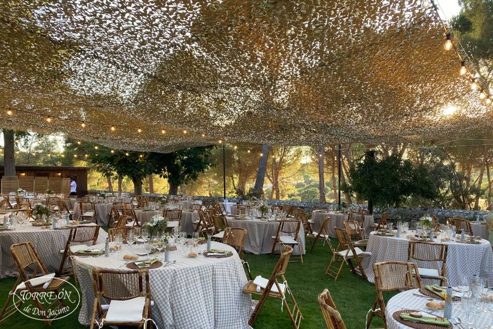 Banquete en salón acristalado