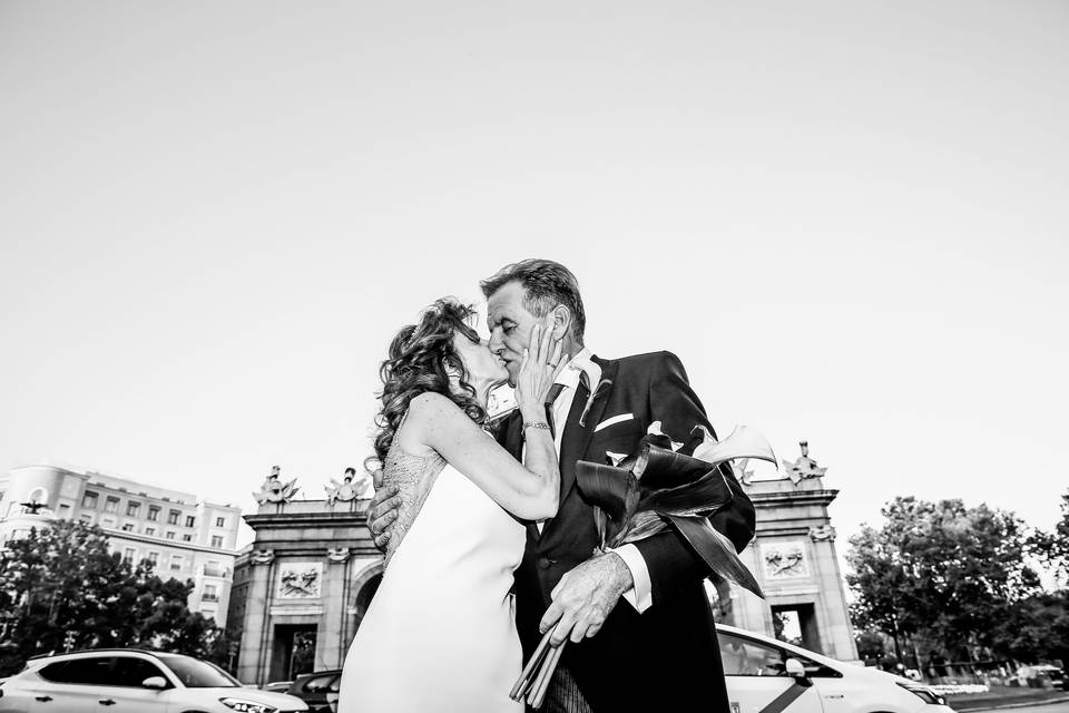 Beso en la Puerta de Alcalá