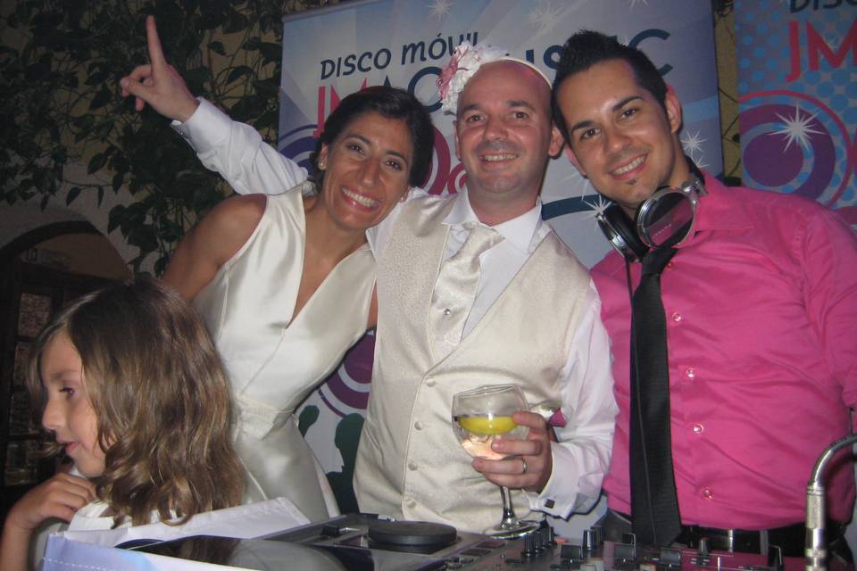 Los novios con el DJ