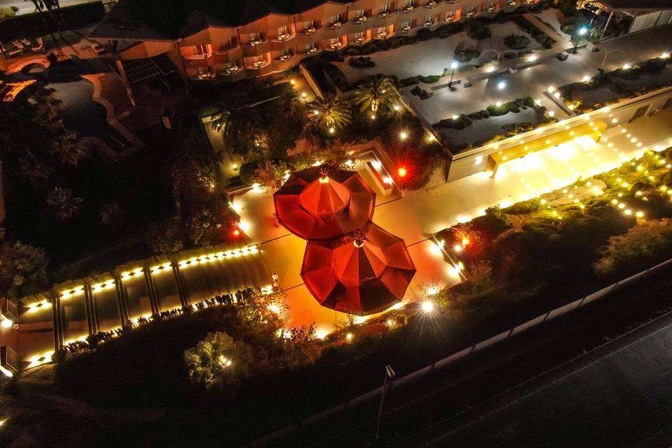 Panorámica de tipis nocturna