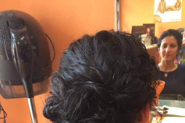 Recogido cabello rizado