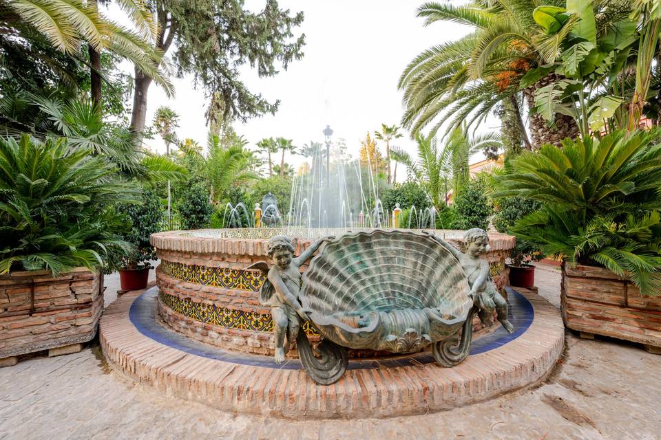 fuente_circular_angelotes_concha_metal