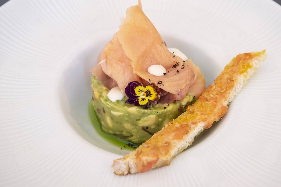 Tartar de aguacate y salmón