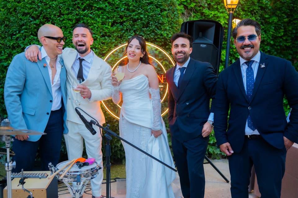 La banda y los novios