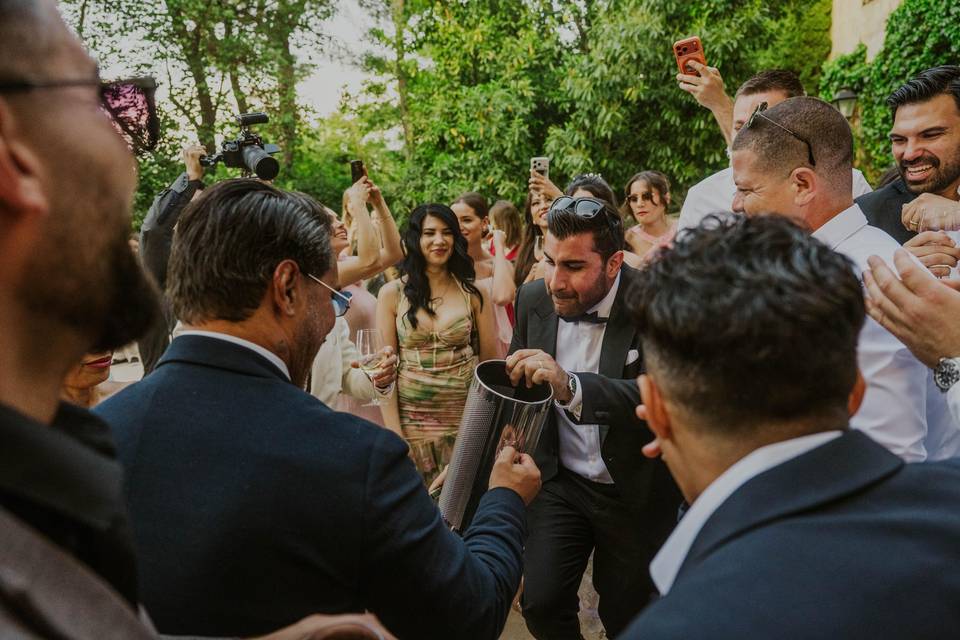 Oscar tocando el djembe