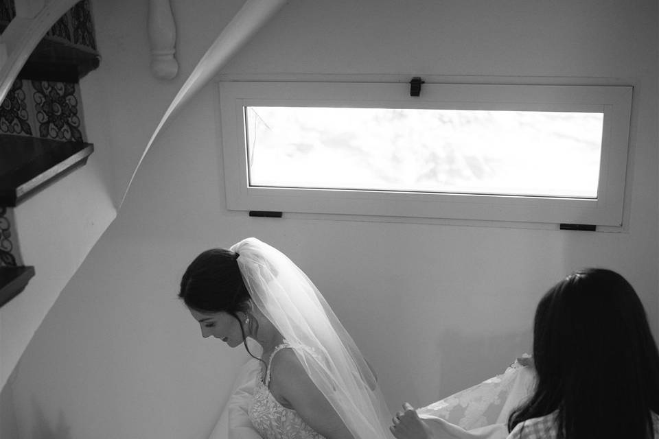 Novia bajando escaleras