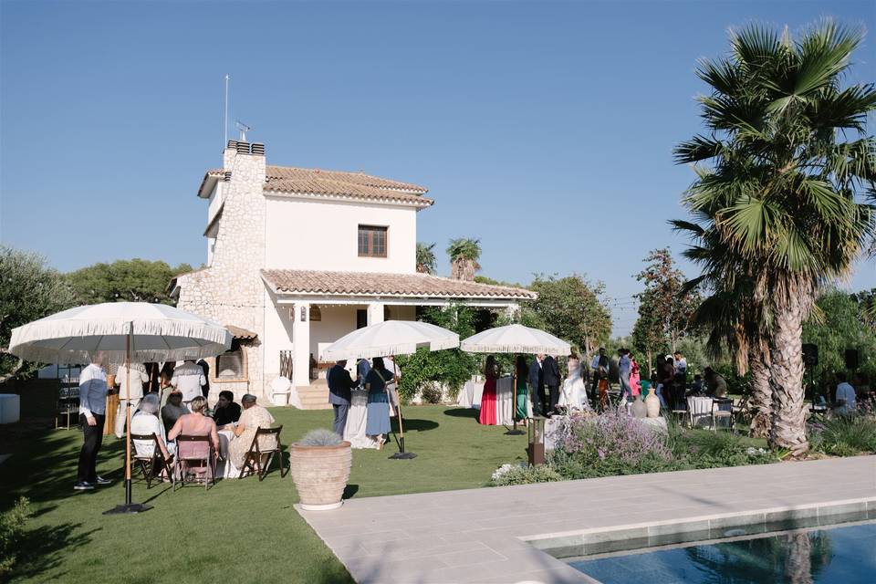 Cóctel en jardín piscina