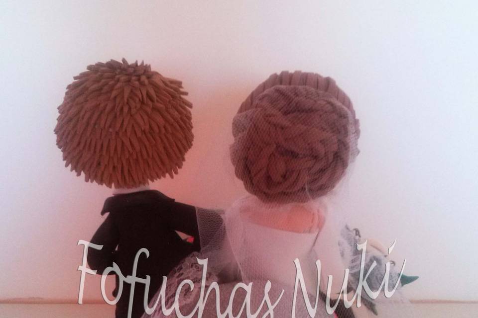 Detalle novios en coche