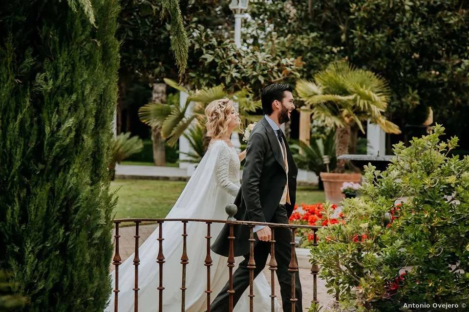 Novios paseando por jardín