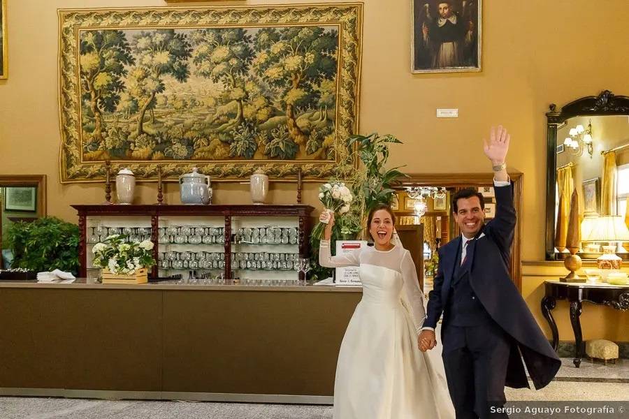 Novios en salón columnas