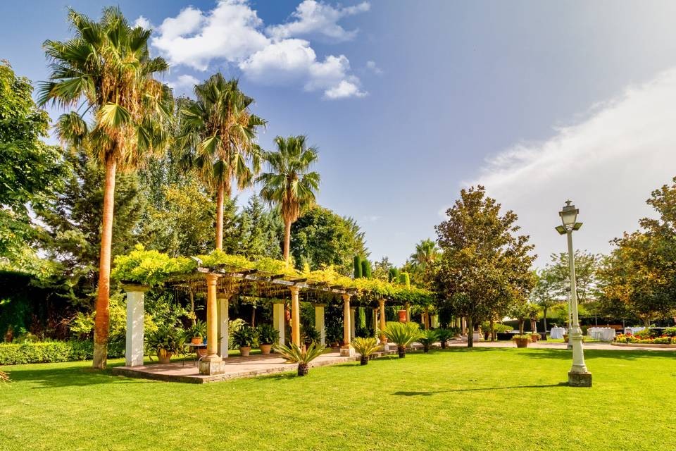 Vista de jardín y pérgola