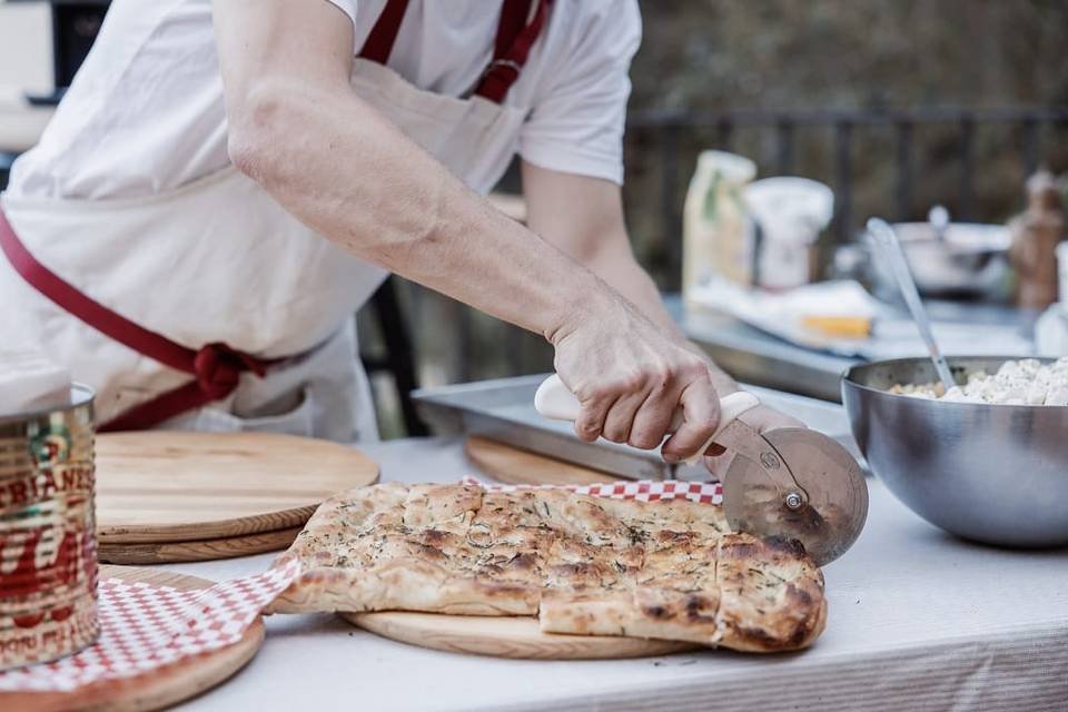 Cortando una focaccia recién h