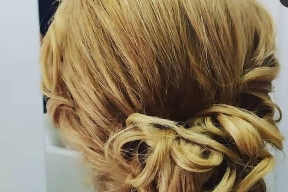 Pelo suelto con ondas al agua