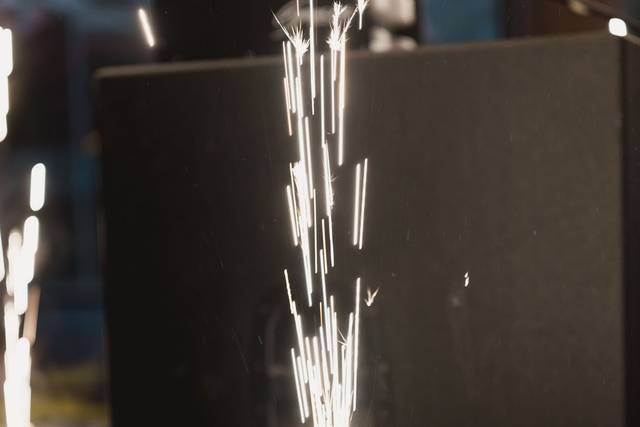 Detalle_maquina_chispa_metalica_negra