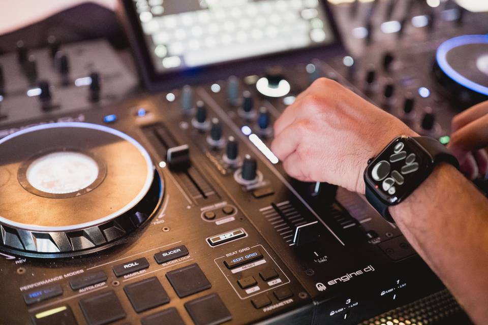 Detalle_mesa_mezclas_dj_mano_tecnologia