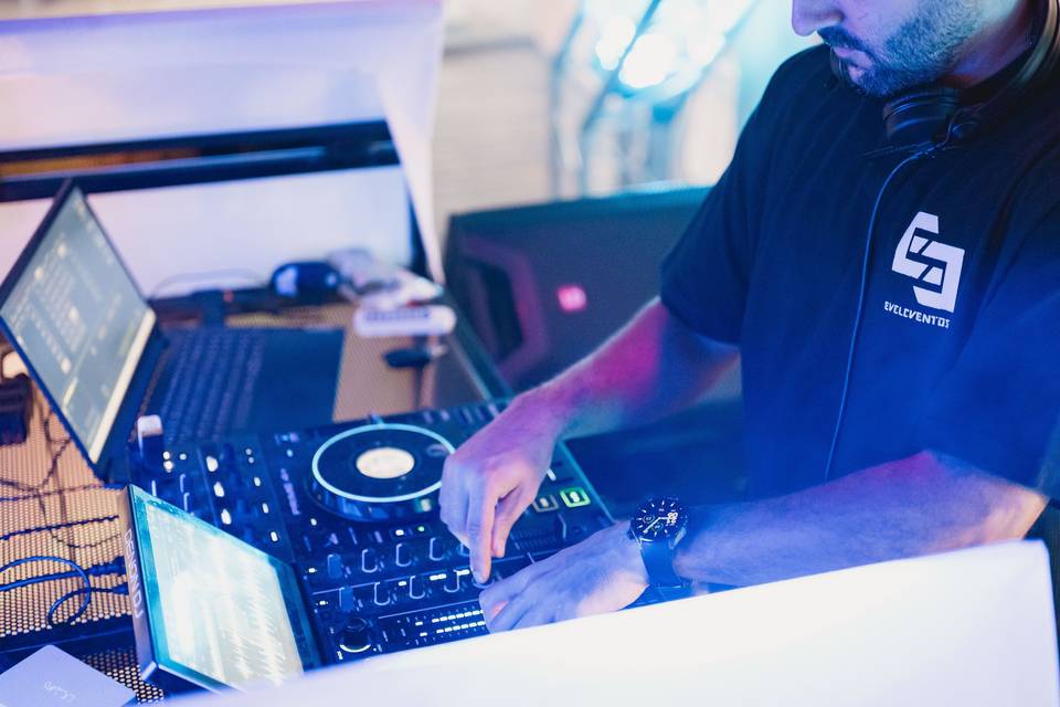Dj_manos_controlando_mesa_audio