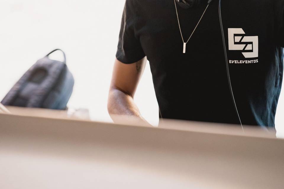 Dj_masculino_camiseta_negra