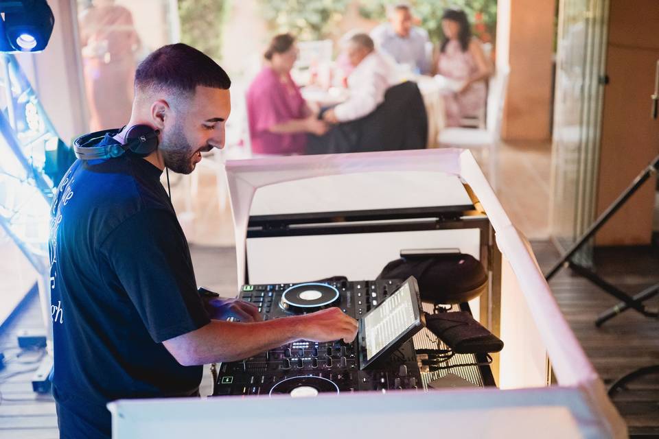 Dj_masculino_mesa_mezclas_tecnologia