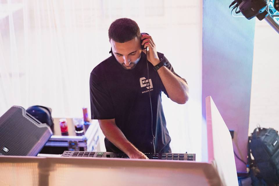Dj_musico_mano_mesa_control