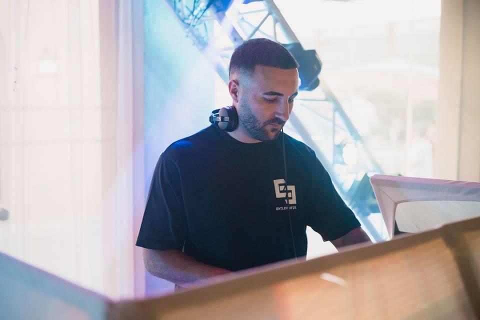 Dj_musico_manos_mesa_mezclas