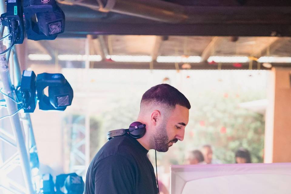 Dj_musico_mesa_mezclas_blanca