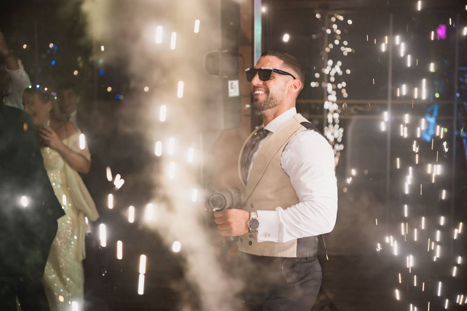 Fotografo_hombre_con_camara_fuegos_artificiales