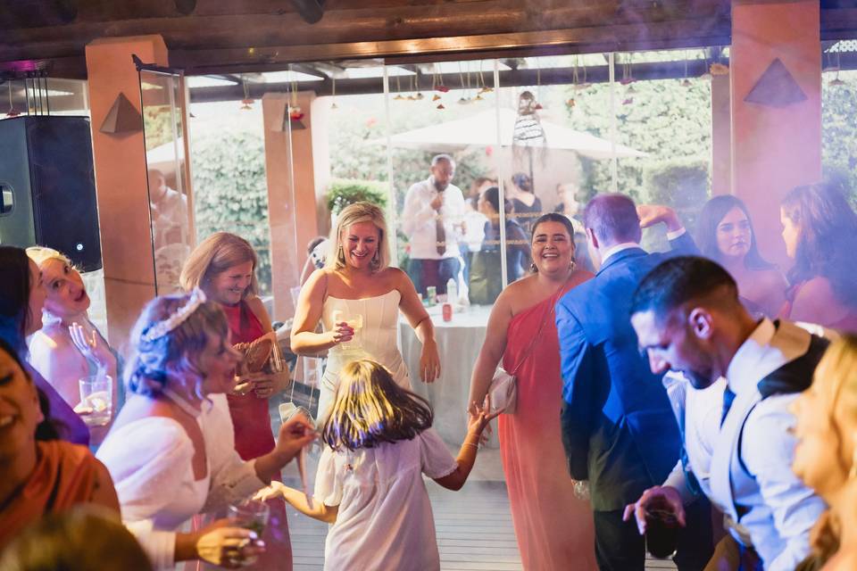 Invitados_bailando_ambiente_evento