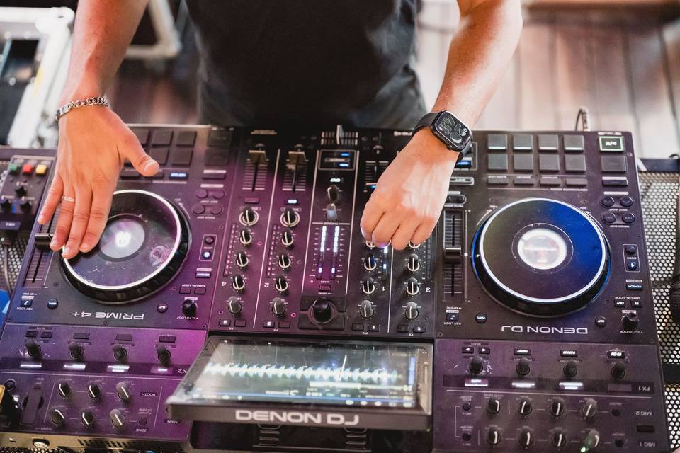 Mesa_mezclas_dj_pantalla_led