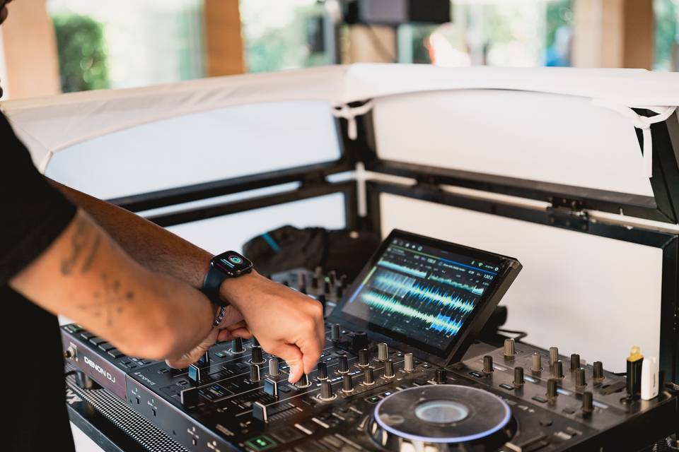Mezclador_dj_denon_manos_mando