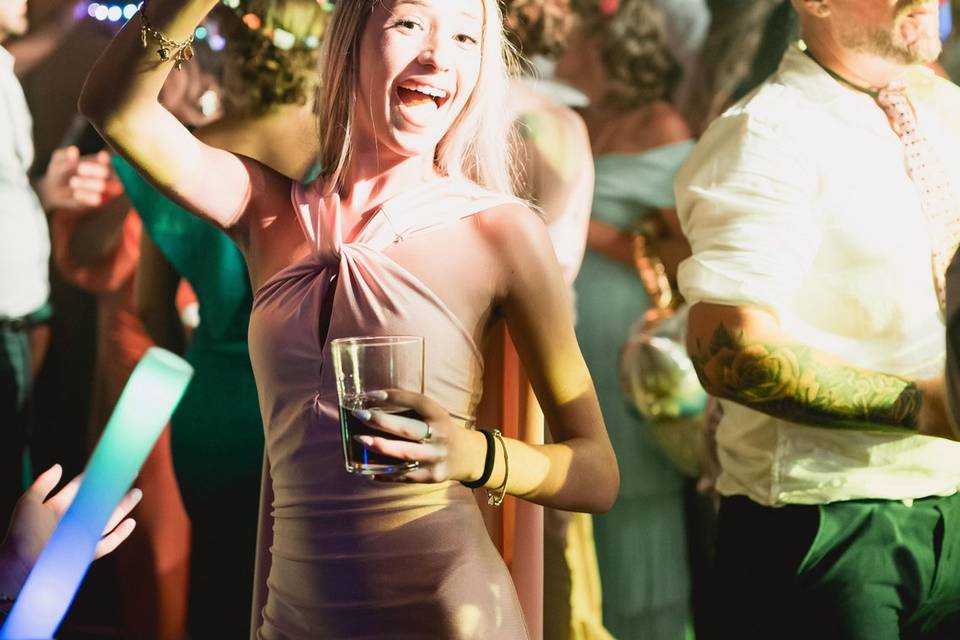 Mujer_con_baston_luminoso_bailando