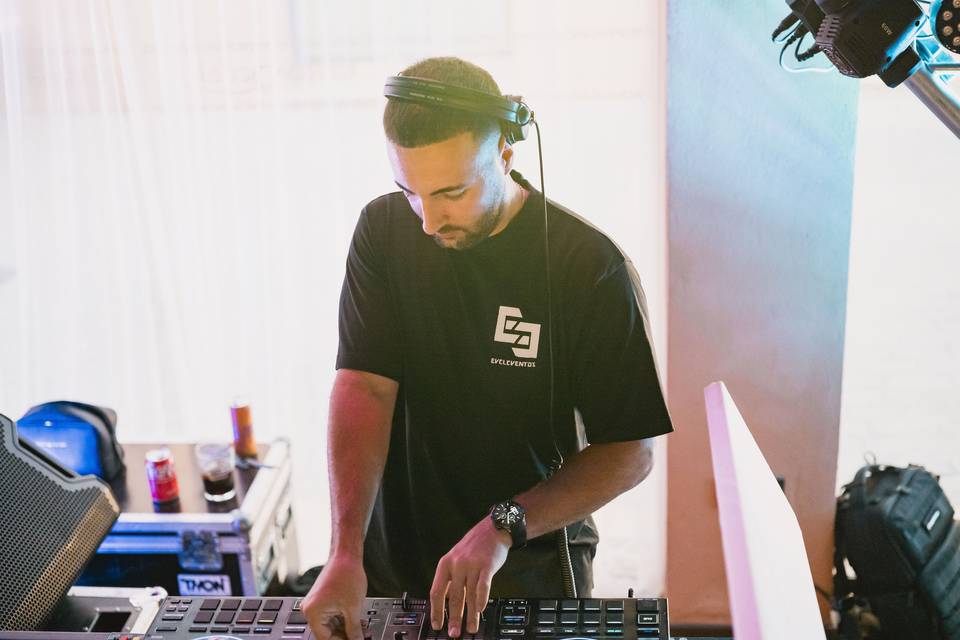 Musico_dj_manos_controlando_equipo