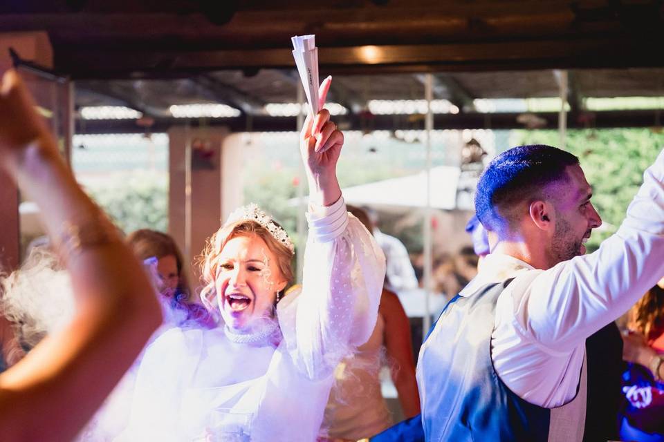Novia_bailando_con_humo_fiesta