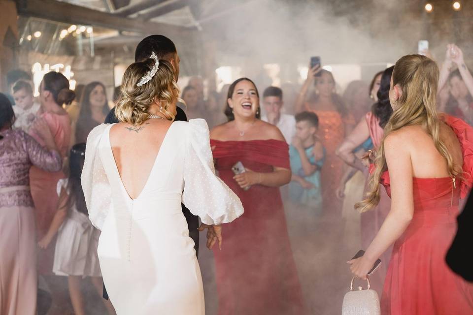 Novia_bailando_espacio_nublado