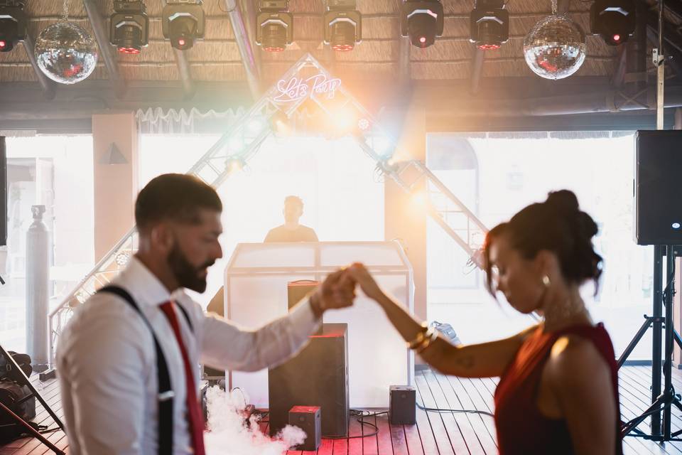 Pareja_bailando_con_dj_ambientacion