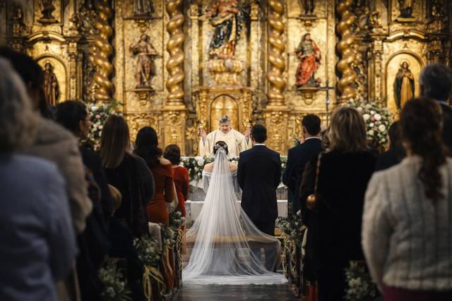 Novios en el altar